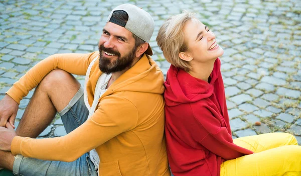 Mann und Frau moderne Kleidung für Jugendliche, die sich im Freien entspannen. ewig jung. Paar hängen zusammen. Unbeschwerte Menschen. Die Jugend will einfach Spaß haben. Freiheitsgefühl. Jugendmode. sich frei und stilvoll fühlen — Stockfoto