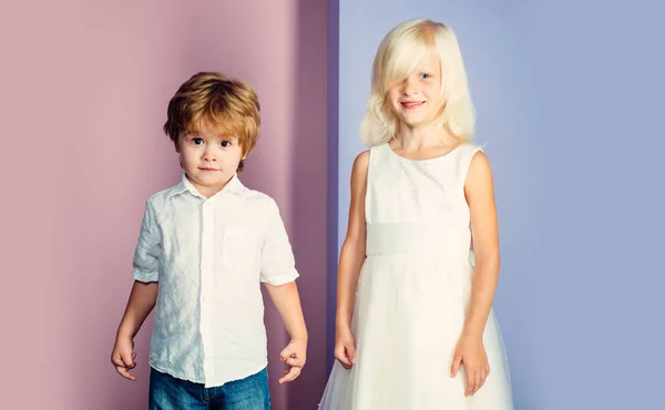 Casal adorável crianças roupas brancas. Feliz infância. Dia internacional das crianças. Rapaz e menina amigos bonitos. Amizade e amor. Lindos meninos ternos. Pequenas crianças amizade. Amizade sincera — Fotografia de Stock