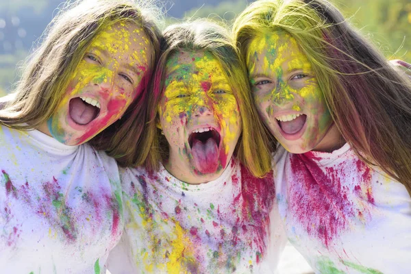 Bonne fête de jeunesse. Optimiste. Des vibrations printanières. maquillage coloré de peinture au néon. positif et joyeux. Filles hipster folles. enfants avec art corporel. culture indienne inspirée. Peinture vive maquillage, couleurs vives — Photo