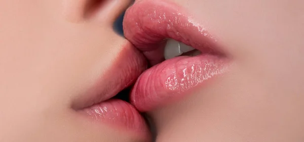 Prazer oral. Casal meninas beijando lábios de perto. Sensual toque beijando atividade sexual. Preliminares quentes. Cuidados com os lábios. Educação sexual. Sensual molhado lábios femininos beijando. Beijo lésbico. Lésbicas prazeres — Fotografia de Stock