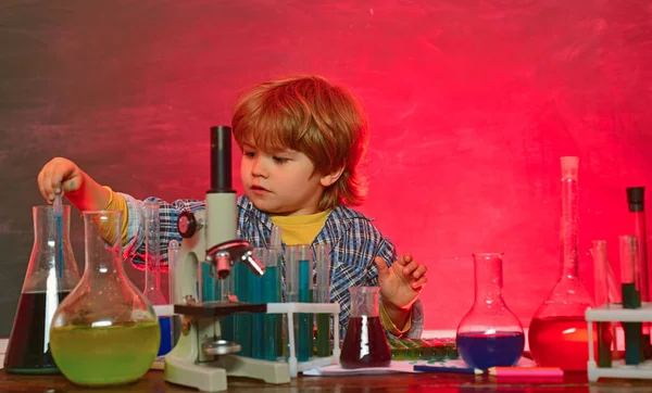 De vuelta a la escuela - la educación concet. Química de primer año. Fue un pequeño experimento químico. Química El Aula de Ciencias . — Foto de Stock