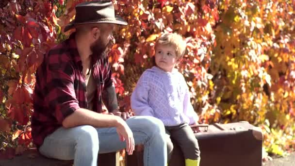 Père et enfant s'amusent au parc d'automne. Papa et fils jouent ensemble. Père et fils d'humeur automnale . — Video