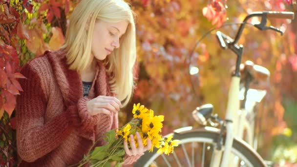 Nő sárga flovers. Nő ősszel ruhát hulló levelek felett természet háttérben. Ősszel és Lombhullás Dreams. Divat lányok szépségápolás.