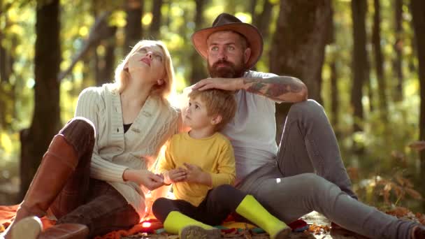 야외에서 즐거운 시간을 보내는 쾌활한 가족. 시골에서 아이들과 부모. 가을 가족입니다. 가을 공원에서 놀고 즐기는 가족. — 비디오
