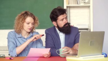 Tahta arka plan üzerinde sakallı hipster öğretmeni ile Mutlu rahat kız öğrenci. Öğrenme ve eğitim kavramı. Sınıfta genç öğrenci ile Komik genç öğretmen.