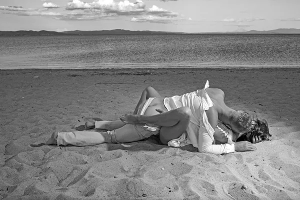 Luna de miel de pareja enamorada en la playa de arena. concepto de luna de miel y amor . — Foto de Stock