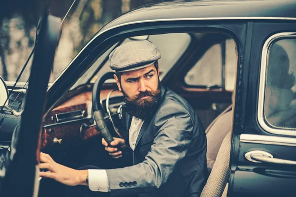 Accompagnatrice o guardia giurata. servizio di scorta di uomo barbuto in auto retrò . — Foto Stock