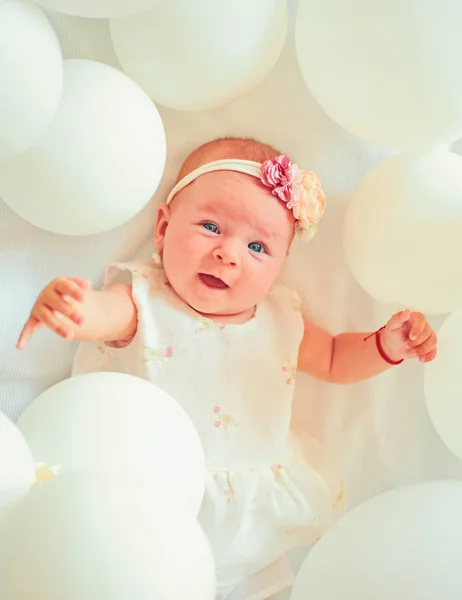 Un pequeño tesoro. Familia. Cuidado de niños. Día de los niños. Dulce bebé. Nueva vida y nacimiento. Retrato de un niño feliz en globos blancos. Niña pequeña. Feliz cumpleaños. Felicidad infantil — Foto de Stock