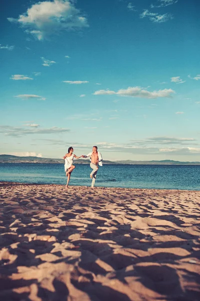 ビーチの砂の上で愛のダンスのカップル。家族とバレンタインデー夏休みと旅行休暇。海でセクシーな女性と男。一緒に夏の日を楽しむダンスカップルの恋愛関係 — ストック写真