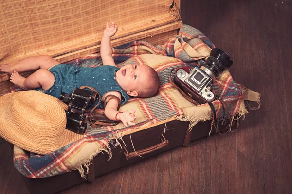 Pozitif bebek. Küçük kız çantada. Seyahat ve macera. Mutlu küçük çocuk portresi. Tatlı küçük bebek. Yeni bir hayat ve Doğum. Çocukluk mutluluk. Foto muhabiri. Aile. Çocuk Bakımı