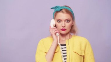 Çağrı Merkezinde Çalışan Kadın Müşteri Hizmetleri Acentesinin Portresi. Retro telefon ile Pinup Kız.