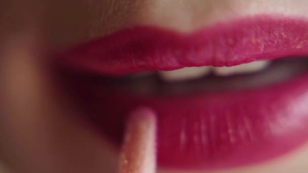 Grote mollige Womens lippen. Womens lippen met rode Lipstick close-up. Palet van lippen emoties close-up. — Stockvideo