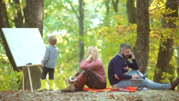 秋の自然に絵を描く幸せな子どもアーティスト。男性の子供と幸せな家族。幸せな家族だハッピー・オータム・ファミリー. — ストック動画