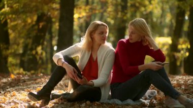 Genç blogcular açık, blog kavramı. Çevrimiçi sohbet. Konuş benimle. Livechat Sohbet İletişim konsepti. Güz Yapraklar Park Sonbahar kadın.