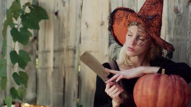 Felice Halloween. Decorazione festiva e concetto di festa di Halloween. Le migliori idee per Halloween. Ragazza giocare con le zucche e trattare. Strega carina con una zucca. Divertente faccia di Halloween . — Video Stock