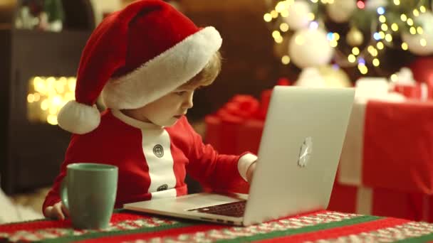 Dzieci Boże Narodzenie. Boże Narodzenie dzieci-koncepcja szczęścia. Boże Narodzenie zakupy online. Zniżka w sklepie internetowym, sklep internetowy. — Wideo stockowe