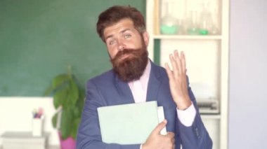 Chalkboard kopyalama alanı. Genç öğretmen. Öğretmen yetenekli bir liderdir. Öğretmenler zorluklar ve ilham. Öğretmen lik - meslek ve öğrenme kavramı. Eğitim.