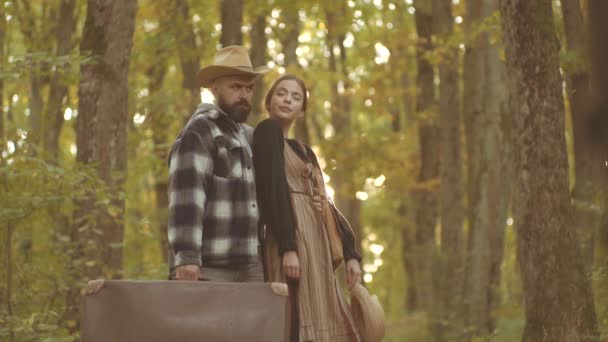 Romantik och kärlek. Ung vacker Vintage par poserar leende ha kul. Hösten. Söt man och kvinna klädd i trendiga Retro vintage kläder gammal stil. — Stockvideo