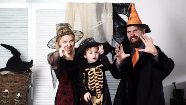 Счастливая семья отца и мальчика в костюмах и украшениях на праздновании Хэллоуина. Счастливая семья в костюмах готовится к Хэллоуину дома. Хэллоуин. Хэллоуин . — стоковое видео
