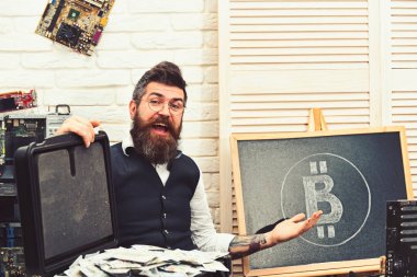Bitcoin transact için kullanımı kolaydır. Sakallı hippi bitcoin sembol ve dolar ile. Sakallı adam nakit para ile. Sunucu odasında iş adamı. Kripto para birimi için kağıt para. Bitcoin iş için