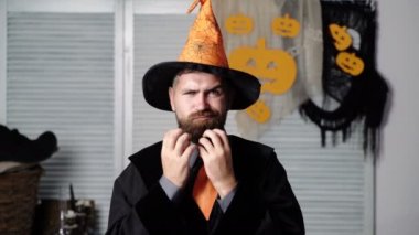 Mutlu Cadılar Bayramı hikayesi. Geceleri korkunç bir hikaye. Gülümseyen iyi bir sihirbaz. Bir kitap la sihirbaz. Geceleri kitap okuyorum. Cadılar Bayramı parti arka plan. Gelmiş geçmiş en iyi baba. Cadılar Bayramı arka planda Kabak.