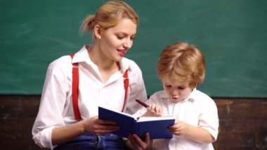 Matematik eğitimi geçmişi okuyor. Eğitim ve ev konsepti, kitap ile öğrenci vurguladı. Yetenekli bir öğretmenle ilginç bir eğitim. Eski eğitim yöntemleri. Okul. Okuma dersleri.