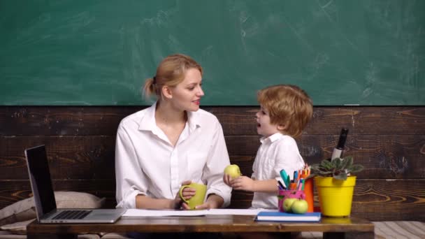 Profesora feliz en clase. Pausa. Hora de un bocadillo saludable. Alimento saludable para alumnos y preescolares. Pausa para el café en la escuela. Comidas en la escuela. Un bocadillo. Comida saludable para niños. Aperitivos en la escuela . — Vídeos de Stock