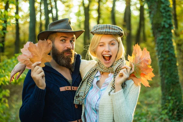 Retrato de outono par engraçado no amor - piscadela. Casal feliz na caminhada de outono. Desfrutando de bom fim de semana juntos . — Fotografia de Stock
