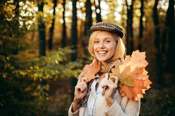 Романтическая осенняя модель. Осенняя девушка готовится к осенней распродаже . — стоковое фото