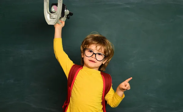 Studente della scuola o del college che mostra ai genitori un test con un buon voto. Primo giorno di scuola. Giornata degli insegnanti. Ritorno a scuola . — Foto Stock