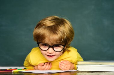 Okul çocuğu ya da okul öncesi öğrenmek. Büyük bir çalışma başarısı. Okul çocukları. Okul öncesi. Ilkokul.