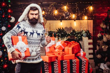 Noel Baba şapkalı kötü noel baba. Noel süsleri. Hediye duyguları. Şükran Günü ve Noel. Mutlu noeller ve mutlu yıllar.