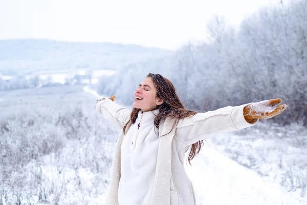 Liberté fille insouciante. Femme heureuse jouissant de la liberté avec les mains ouvertes le jour d'hiver. Profiter du temps et de la neige. Liberté pendant les vacances d'hiver . — Photo