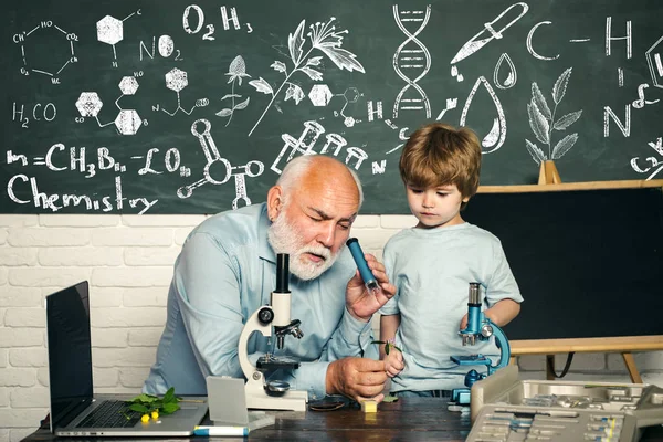 Biology - The Science Classroom (en inglés). Clases de biología escolar. Profesora divertida en el aula. Ciencia. Feliz pupila sonriente dibujando en el escritorio . — Foto de Stock