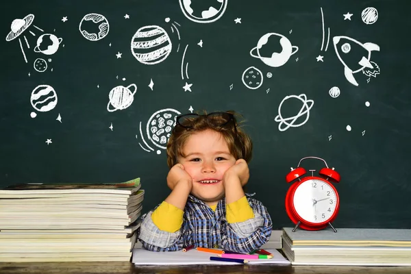 1 de septiembre. Espacio de copia de pizarra. De vuelta a la escuela. Chico gracioso apuntando hacia arriba en la pizarra. Gran logro del estudio. — Foto de Stock