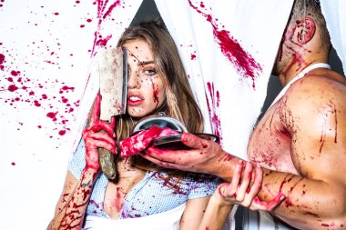 Geleneksel sonbahar tatil sembolü olarak uzun saçlı ve kırmızı kan ile yakışıklı adam ve seksi güzel kız Halloween çift.