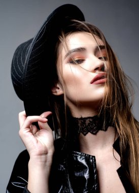 Baştan çıkarıcı dudakları ve nazik makyajı olan çekici kadın. siyah arka plan üzerinde. Öpülebilir kız Headshot portre, seksi ve güzel model kamera poz.