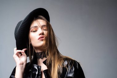 İçinde bir sürü kadın var. Moda şapka aksesuarı giyen seksi kadın. Makyaj bakmak ile şehvetli kadın. Uzun sarı saçlı güzel kadın, kopya alanı