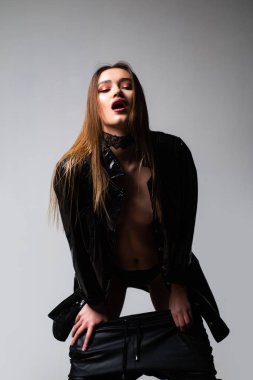 O çok seksi bir kız. Seksi kız moda giysileri çıkararak. Moda ve güzellik bakmak ile Şehvetli kız. Şık makyaj ve uzun saçlı Pretty kız