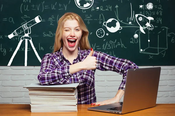 Vrouw freelancer met goed humeur met behulp van laptop computer. Gelukkige student. Studenten werken aan een laptop op een trap op de campus en bereiden zich voor op een examen. — Stockfoto