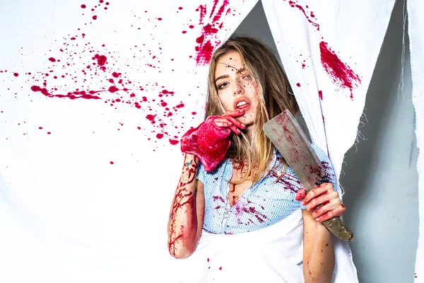 Carne fresca. Mujer con sangre en la cara sosteniendo un cuchillo ensangrentado y carne. Asesino de chicas sexy. Festival de Halloween. Miedo y horror. Concepto de filete. Comida de carne. Chica tierna asesina. Maldita presa. Maldita hembra. — Foto de Stock