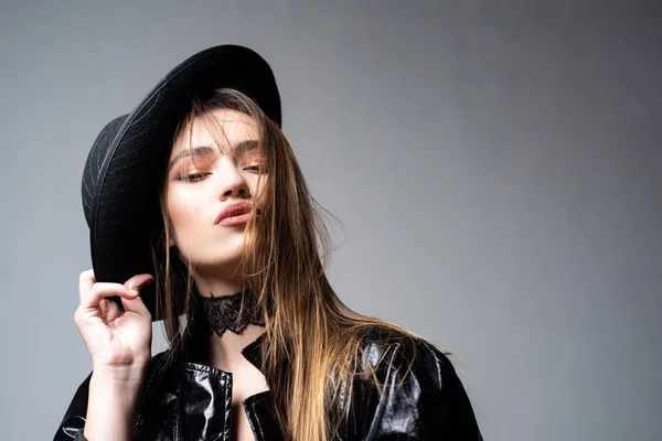 Hay un montón de la mujer en ella. Mujer sexy con accesorio de sombrero de moda. Mujer sensual con aspecto de maquillaje. Mujer bonita con el pelo largo y rubio, espacio para copiar —  Fotos de Stock