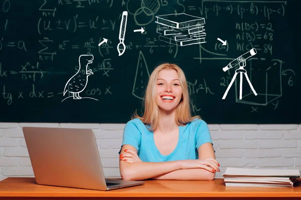 Ciencia de la educación gente concepto. Estudiante universitario. Estudios de educación en el extranjero. Educación. Estudio adolescente en línea. Estudiante con laptop. Estudiantes universitarios estudiando. — Foto de Stock