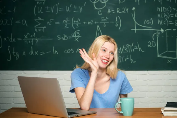 Lycklig elev. Kvinna som arbetar på bärbar dator över svarta tavlan bakgrund. Ung kvinnlig student redo att skriva prov. — Stockfoto