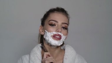 Epilasyon ve epilasyon. Yaratıcı reklamcılık. Seksi kadın tıraş. Sıcak genç kadın tıraş. Pozitif kadın tıraşı. Konsept Berber dükkanı. Tehlikeli usturalı kız. Erkekler üzerinde kadınların Dominancy.