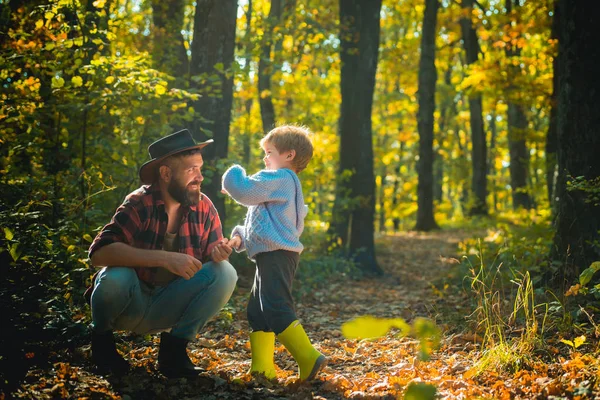 家庭时间。长胡子的野蛮男人和小男孩喜欢秋天的大自然。家庭休闲。家庭价值观。探索大自然。流浪者的概念。嬉皮士胡子爸爸与可爱的儿子花时间在森林 — 图库照片