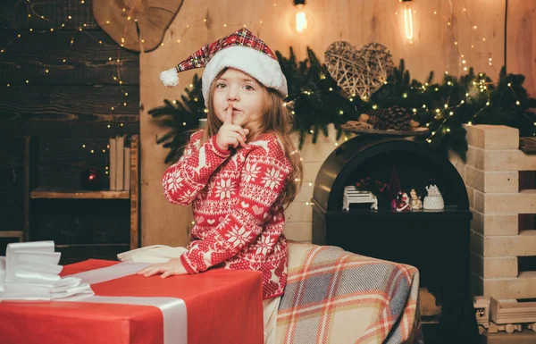 Menina bebê véspera de Natal. Kid desfrutar de férias de inverno em casa. Casa cheia de alegria e amor. Atmosfera de Natal acolhedora. Feliz Natal e feliz ano novo. Bonito menina criança jogar perto de árvore de Natal — Fotografia de Stock