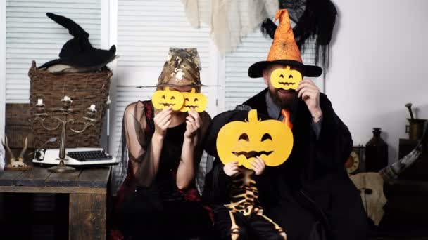 Storie spaventose per la notte. Scheletro in posa con Zucca. Concetto di festa di Halloween. Festa di Halloween e divertente zucca. Dolcetto o scherzetto. 31 ottobre. Cappello magico. Famiglia nascondere i loro volti dietro la zucca . — Video Stock