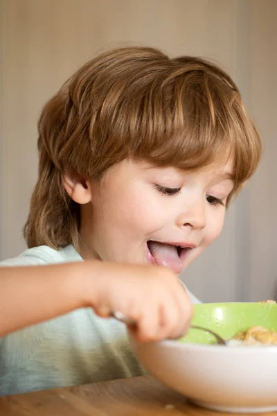 赤ちゃんが食べてる子供のための食べ物と飲み物. — ストック写真