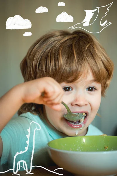 Kinderopvang. Kleine jongen ontbijten in de keuken. Eten en drinken voor kind. Kleine jongen-ecologie voedsel concept. Schattig kind eten. Kleine jongen zittend aan de tafel en het eten van melk snack. — Stockfoto